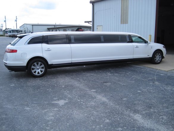 2013 Lincoln MKT Limousine for Sale in Ozark, MO - Photo 2