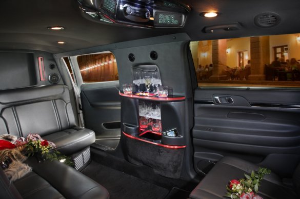 2017 Lincoln Royale 80" 5 Door Limousine for Sale in Haverhill , MA - Photo 3