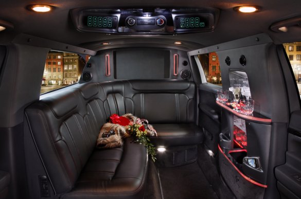 2017 Lincoln Royale 80" 5 Door Limousine for Sale in Haverhill , MA - Main Photo
