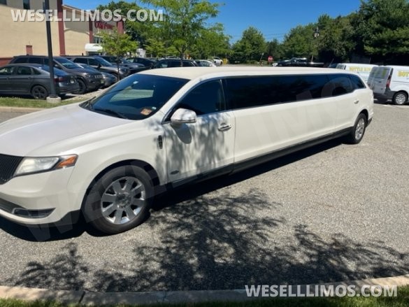 2013 Lincoln MKT Limousine for Sale in Livingston, NJ - Photo 2