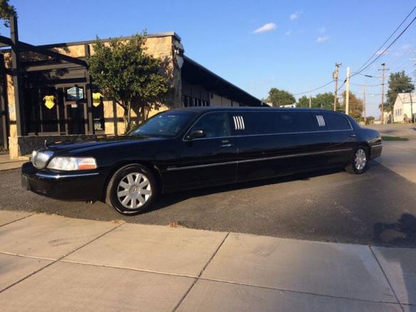 2006 Lincoln Town Car Limousine for Sale in Richmond, VA - Main Photo