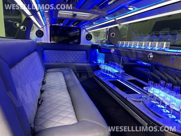 2023 Chrysler 300 140" 4 Door Limousine Limousine for Sale in Anaheim, CA - Photo 2