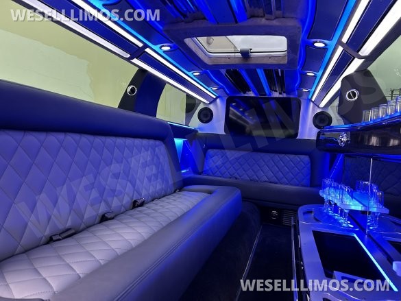 2023 Chrysler 300 140" 4 Door Limousine Limousine for Sale in Anaheim, CA - Photo 3