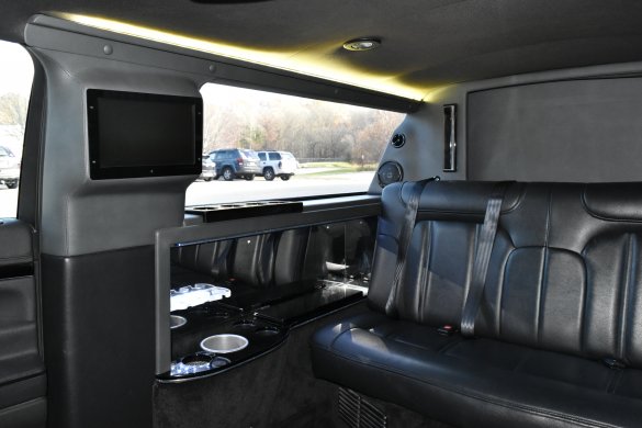2015 Lincoln MKT 70 Inch 5 Door Limousine for Sale in Haverhill, MA - Photo 2
