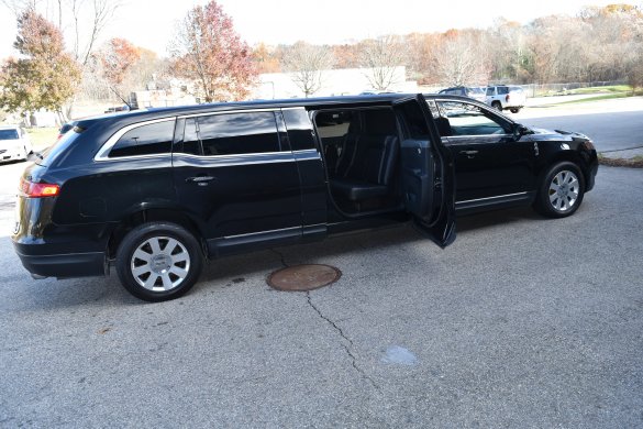 2015 Lincoln MKT 70 Inch 5 Door Limousine for Sale in Haverhill, MA - Main Photo