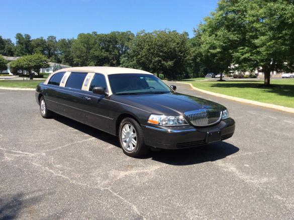 2007 Lincoln Town Car Limousine for Sale in Bordentown, NJ - Main Photo