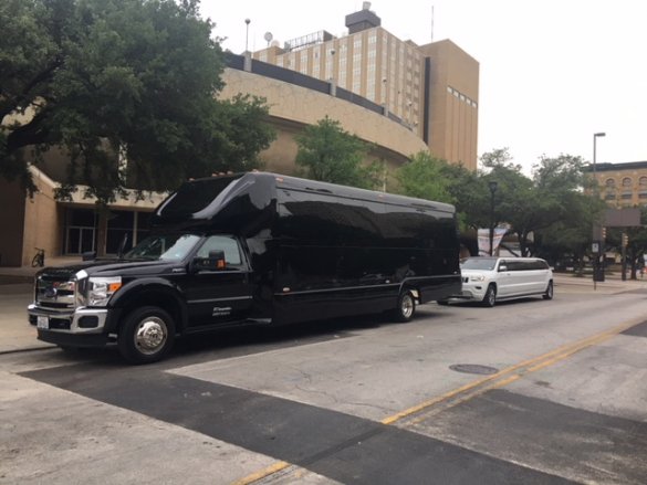2016 Ford F-550 Shuttle Bus for Sale in Arlington, TX - Photo 3