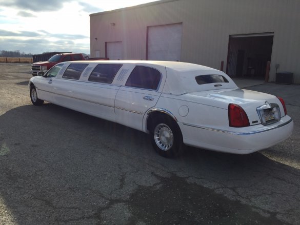 2001 Lincoln Town Car Executive Limousine Limousine for Sale in Greenfield, IN - Photo 3