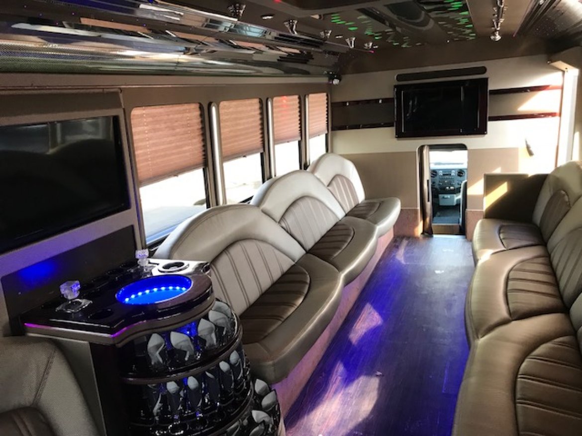 Limo Bus for Sale in Oaklyn, AL - Photo 9