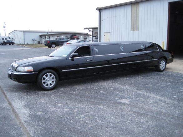 2009 Lincoln Town Car  Limousine for Sale in Ozark, MO - Photo 2