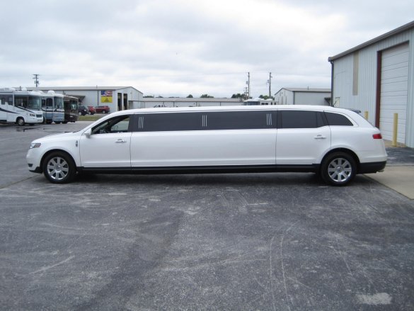 2013 Lincoln MKT Limousine for Sale in Ozark, MO - Photo 2