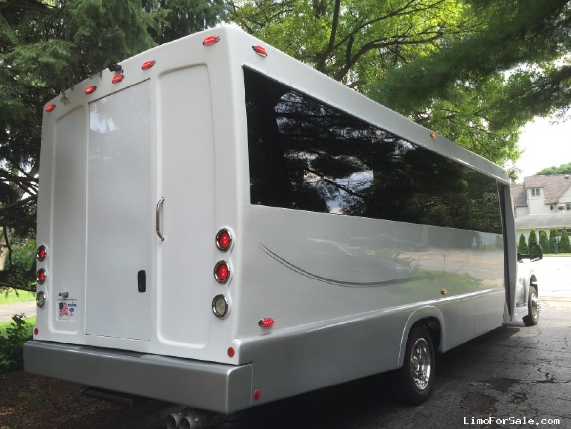 Limo Bus for Sale in Rolling Meadows, IL - Photo 4