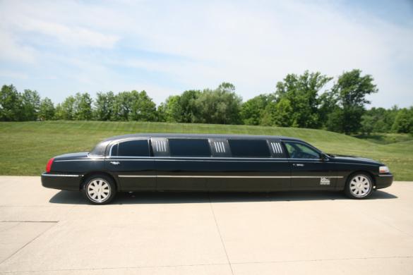 2004 Lincoln Towncar Limousine for Sale in AVON, OH - Photo 2